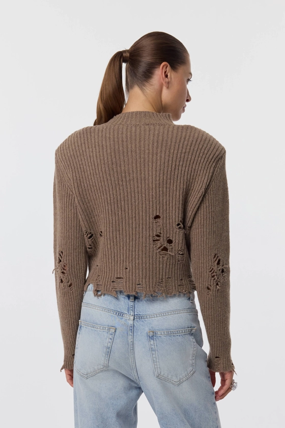 Светр Kurt Cropped мокко на моделі, вид зі спини: приталений силует з вовни virgin wool з віскозою та поліамідом — BÁZHANE