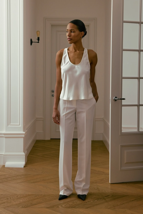 Топ атласний з глибоким вирізом - фото 3