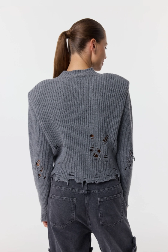 Сірий светр Kurt Cropped на моделі, вид зі спини: приталений силует з вовни virgin wool з віскозою та поліамідом — BÁZHANE