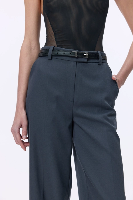 Mid-rise wool trousers with a crease