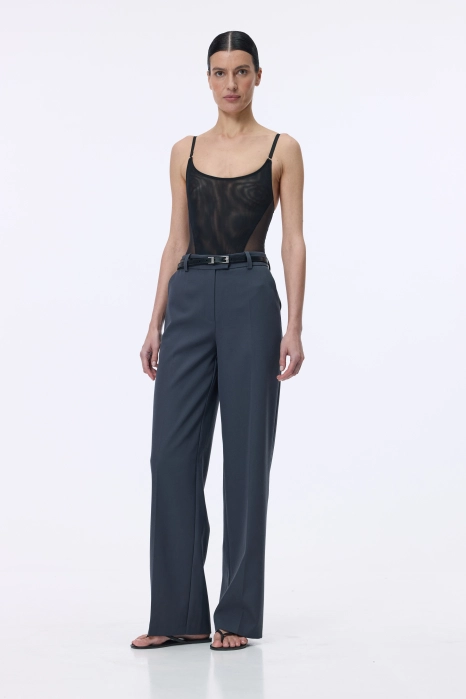 Mid-rise wool trousers with a crease